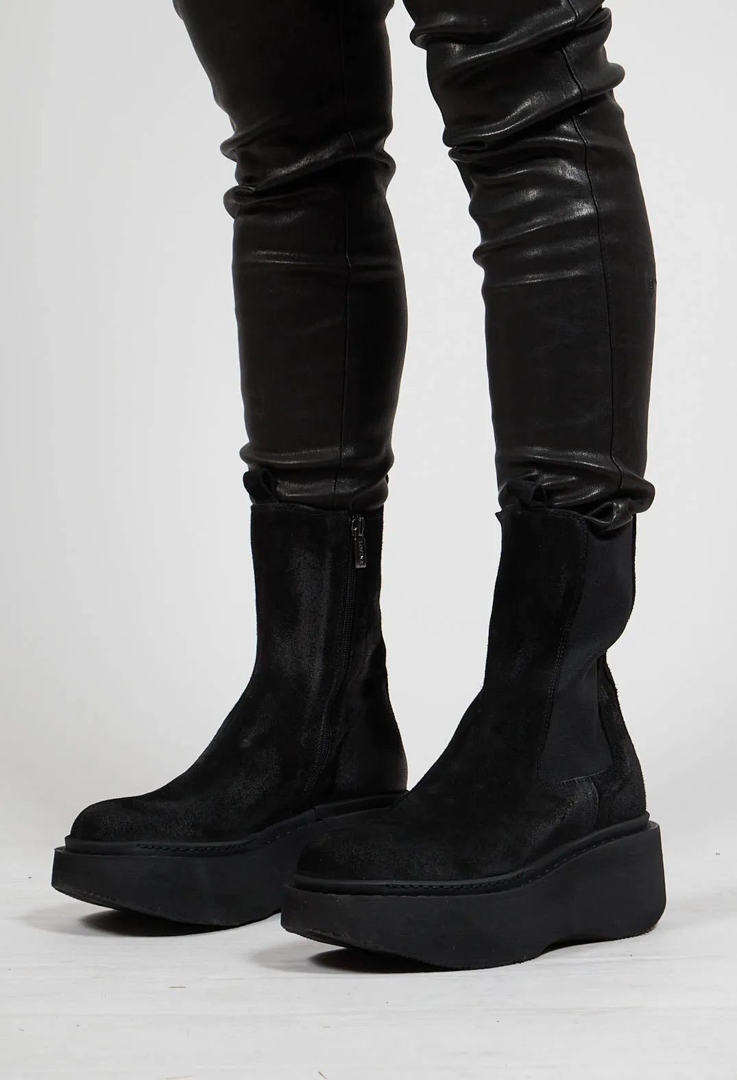 Platform sole ankle boots in London Nero.