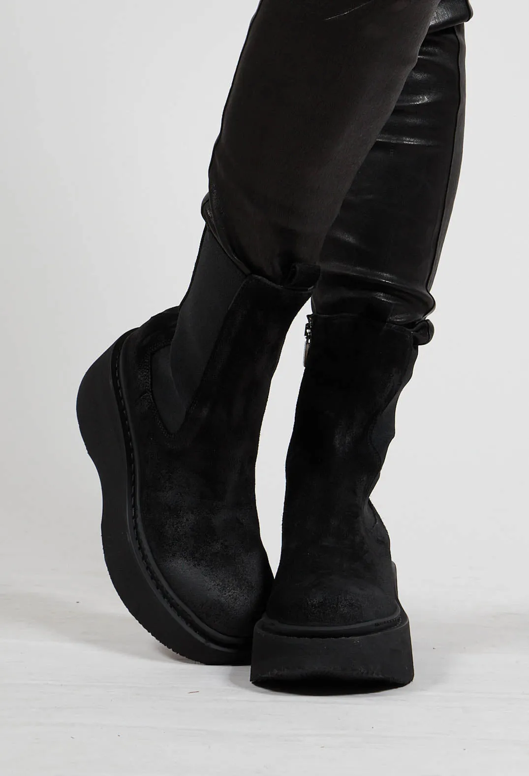 Platform sole ankle boots in London Nero.