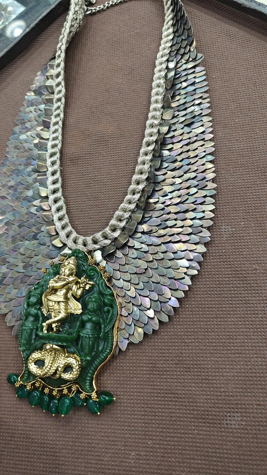 Sandilya Feather Design Necklace Set with Green Carving Stone Pendant