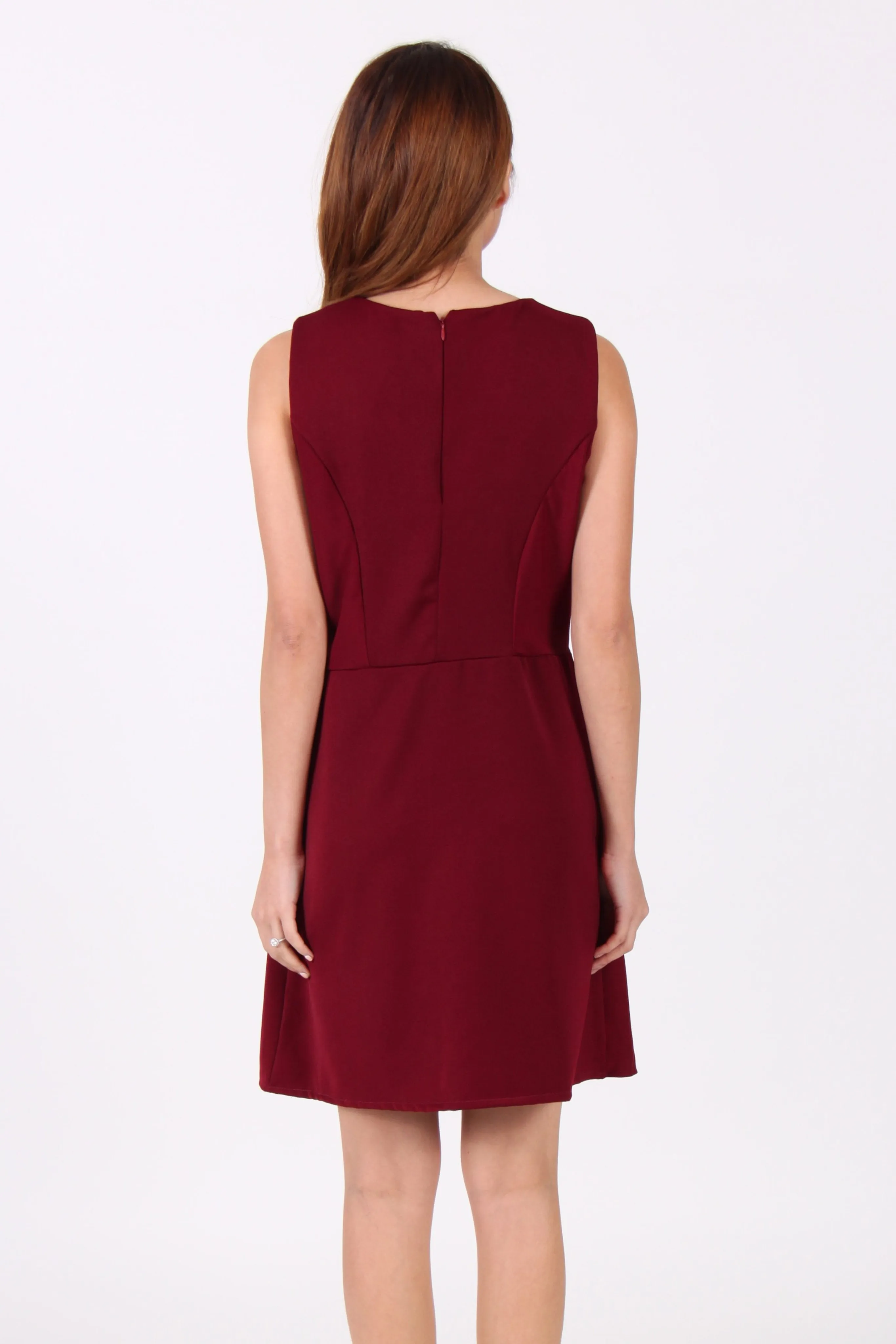 V-Neck Sleeveless Ruffles Shift Dress in Maroon