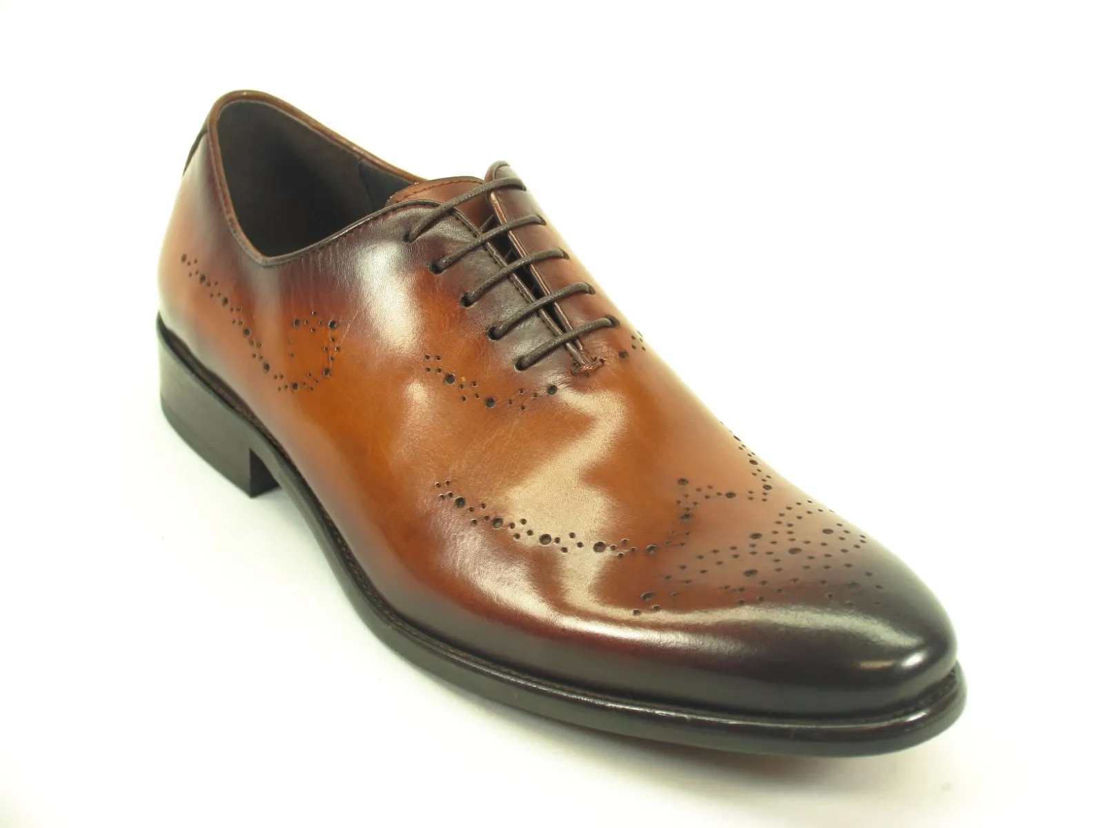 Whole Cut Oxford Shoes with Medallion Pattern